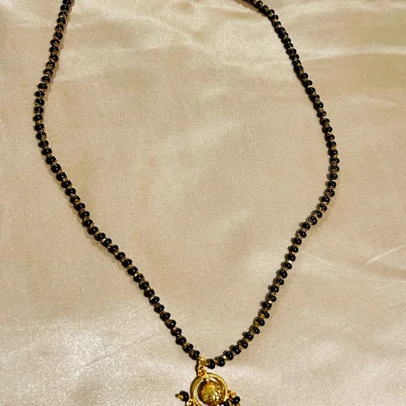 Stunning Gold and Black Pendant Necklace - Picture 4 of 6